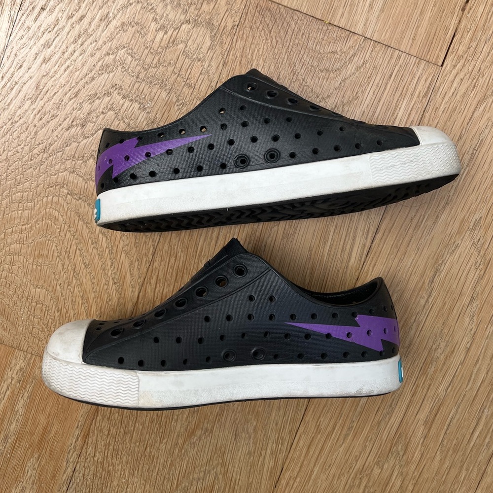 Native Kids size 12 water shoes